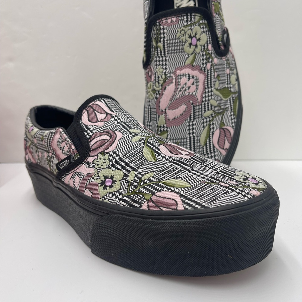 Vans WMNS Classic Slip-On Stackform Platform Sneakers
Tapestry Floral Black - Picture 3 of 16